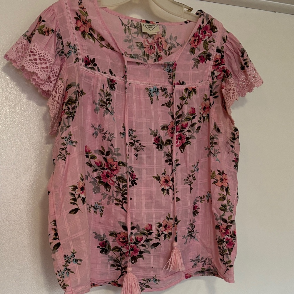 Chic Floral Lace-Trimmed Blouse in Pink - Picture 2 of 7
